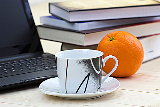 咖啡杯,书本,笔记本电脑,橙色