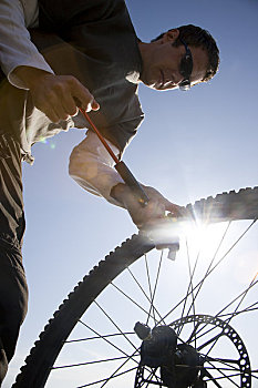 特写,一个,男人,膨胀,轮子,自行车,打气筒