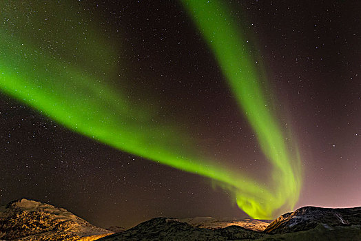 北极光,上方,积雪,山,靠近,特罗姆瑟,挪威,欧洲