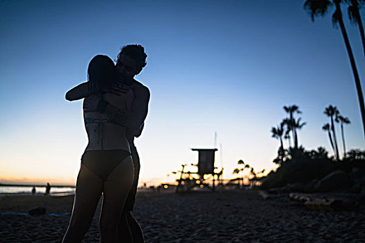 浪漫,年轻,情侣,搂抱,日落,新港海滩,加利福尼亚,美国