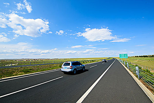 穿过草原的公路