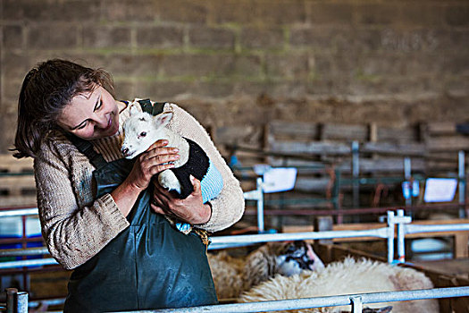 女人,站立,谷仓,拿着,诞生,羊羔,衣服,编织