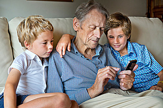 爷爷,孙子,看,智能手机,一起