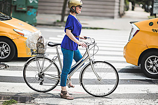 中年,女人,骑车,等待,人行横道,纽约,美国