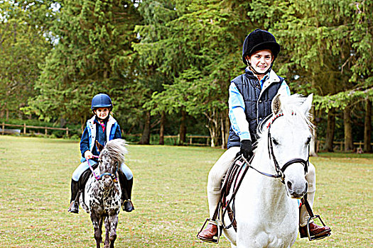 两个女孩,骑,小马
