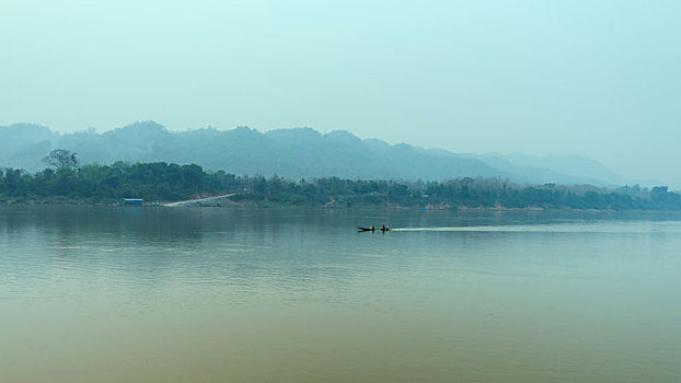 老挝琅勃拉邦湄公河的早晨