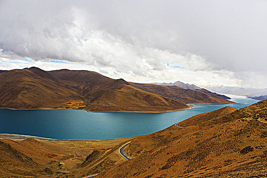 中国西藏羊湖羊卓雍措徒步旅行山脉蔚蓝天空tibet,lhasa,yamdroktso,china