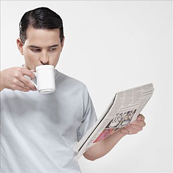 特写,一个,男人,读,报纸,喝咖啡