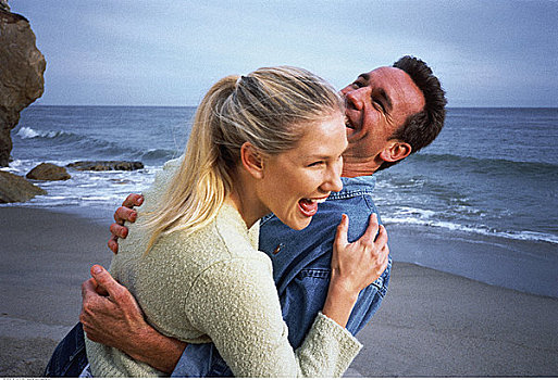 伴侣,笑,搂抱,海滩