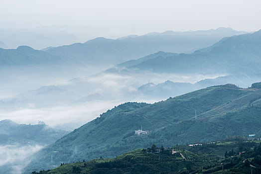 晨雾的重庆綦江区万盛黑山镇的茫茫群山