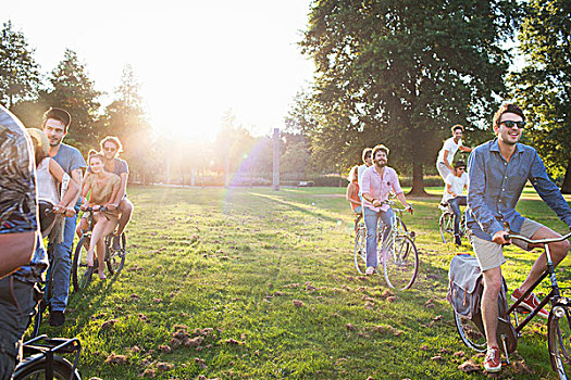 排,聚会,成年,到达,公园,自行车,日落
