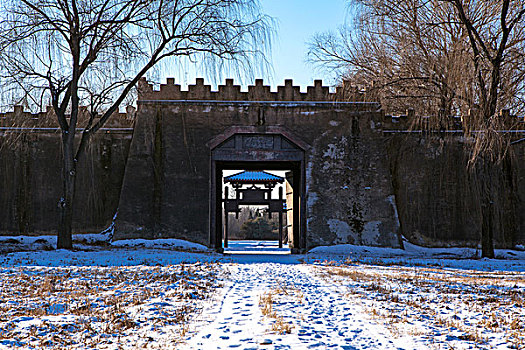 雪和路古老的城墙