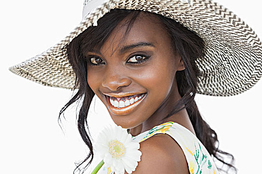 女人,微笑,拿着,白花,遮阳帽,白色背景