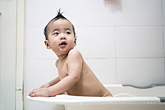 洗澡的男婴