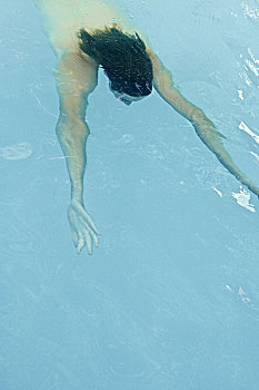 男人,游泳,水下,游泳池,手臂,伸展,正面