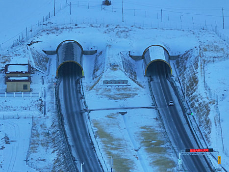 新疆哈密,航拍雪中的东天山隧道,g575