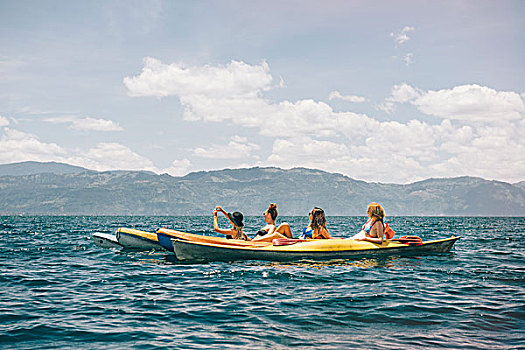 四个,美女,朋友,漂流,阿蒂特兰湖,危地马拉