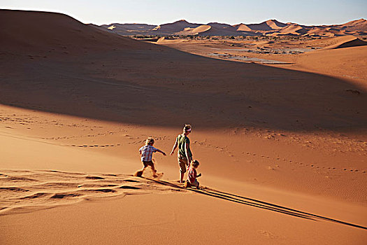 母亲,儿子,走,沙滩,沙丘,纳米比诺克陆夫国家公园,纳米布沙漠,索苏维来地区,死亡谷,非洲