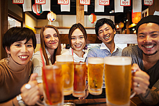 五个人,坐,桌子,餐馆,拿着,大,眼镜,啤酒