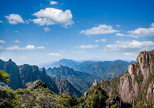 江西上饶三清山西海岸群山