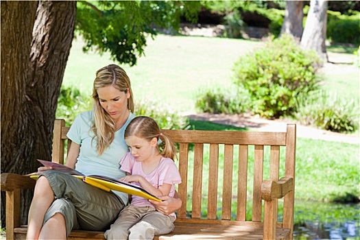 母亲,女儿,坐,公园长椅,读