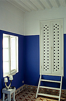 简单,白色,柜橱,小,蓝色,涂绘,卧室