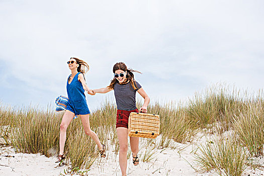 两个,美女,朋友,野餐篮,跑,沙滩,沙丘