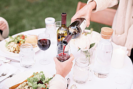 特写,桌子,食物,花园,女人,倒出,红酒杯