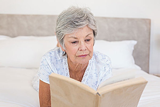 老年,女人,读,故事书,床上