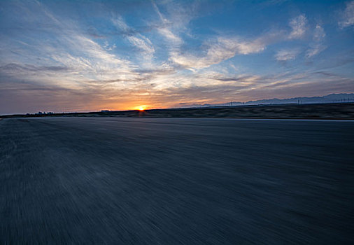 低视角拍摄道路夕阳背景风光