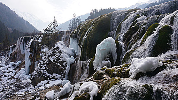 九寨沟的冬景珍珠滩瀑布