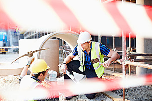 建筑工人,交谈,工地