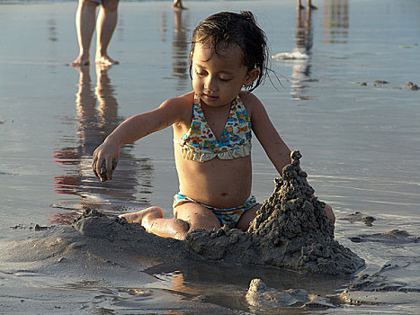 巴厘岛上海滩上的玩耍的儿童