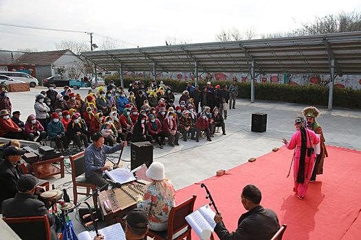 山东省日照市,庄户剧团进乡村,村民门口看大戏