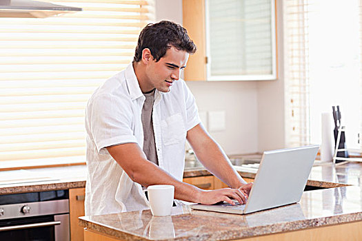 男人,工作,笔记本电脑,厨房