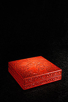 红漆花卉纹印盒