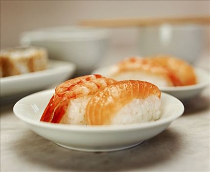 握寿司,虾,三文鱼