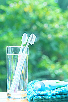 牙刷,牙膏,玻璃杯,毛巾,洗面奶等盥洗用品
