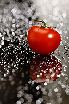 放在桌子上的小西红柿