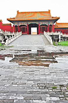 雨中故宫太和殿旁边的中左门