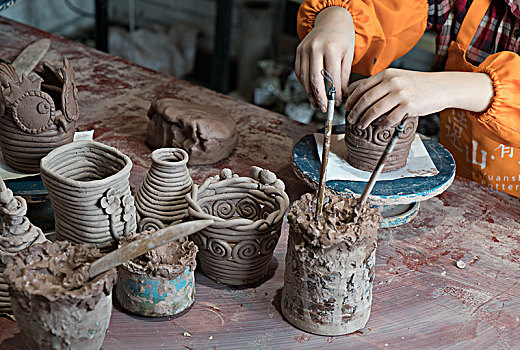 儿童的手,陶艺制作