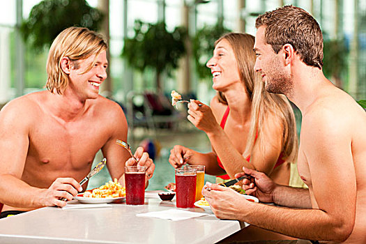 三个,年轻人,女人,两个男人,餐饮,餐馆,公共泳池