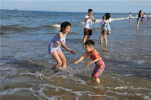 山东省日照市,海水浴场变成欢乐海洋,上万游客畅游大海打卡黄金海岸