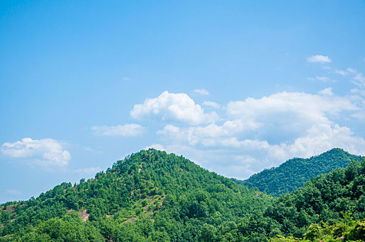 晴朗天气有云朵的山地环境