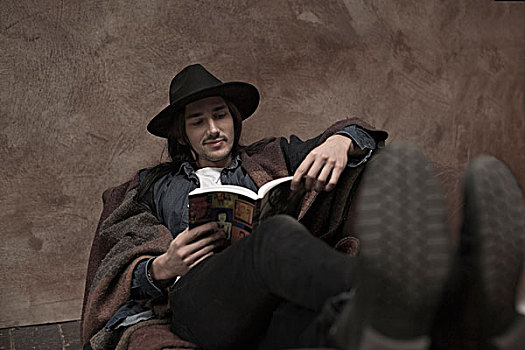 男青年,帽子,读,书本,沙发