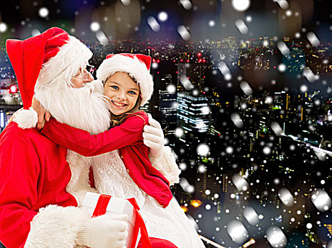 休假,圣诞节,孩子,人,概念,微笑,小女孩,搂抱,圣诞老人,上方,雪,城市,背景
