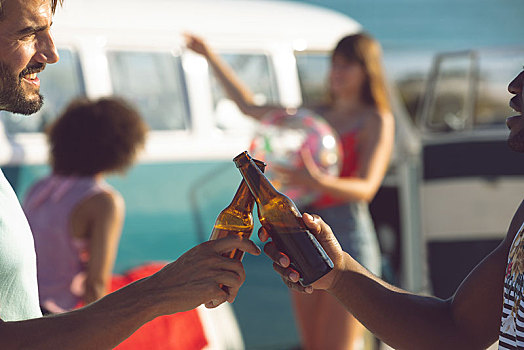 男性,朋友,祝酒,啤酒瓶,靠近,野营车,海滩