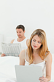 女人,看,笔记本电脑,丈夫,读,报纸,床