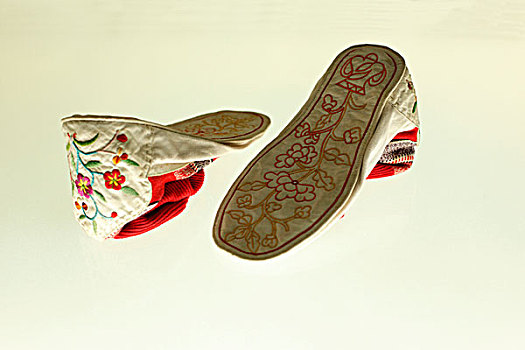 东乡族绣花软底鞋,20世纪下半叶