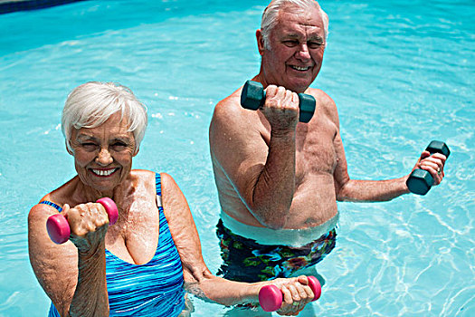 老年,夫妻,练习,哑铃,游泳池,高兴